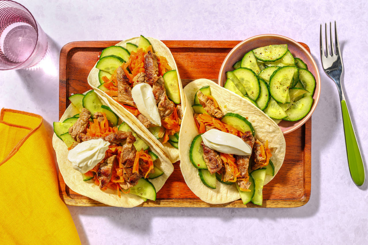 Tacos de ternera con harissa y miel con pepino y salsa de yogur