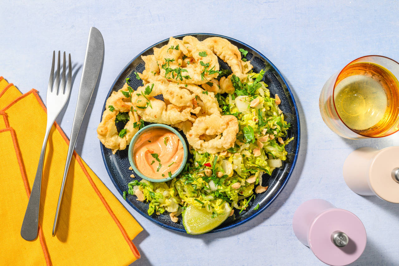 Aros crujientes de calamar gigante estilo asiático con mayonesa de sriracha y ensalada con cacahuetes