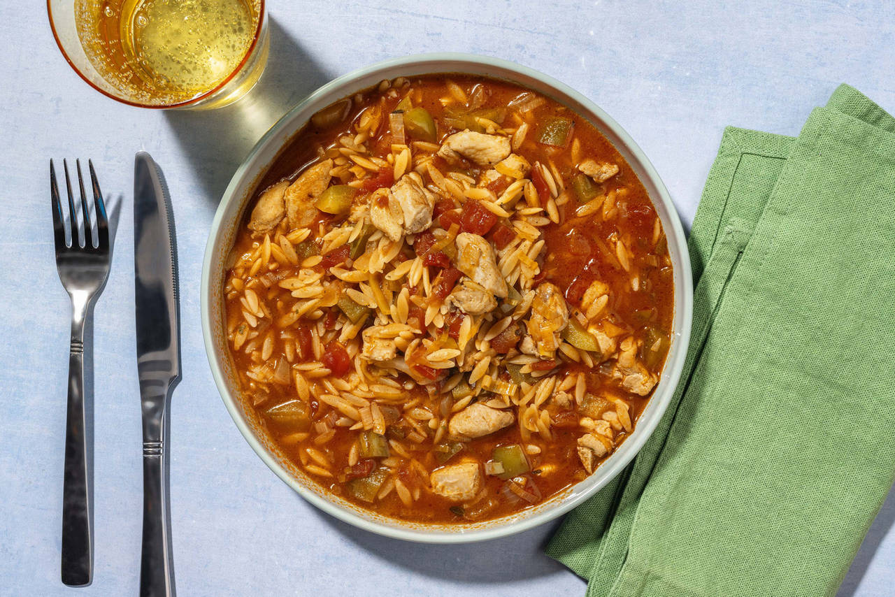 Guiso de orzo con pollo a la italiana con hierbas mediterráneas y verduras