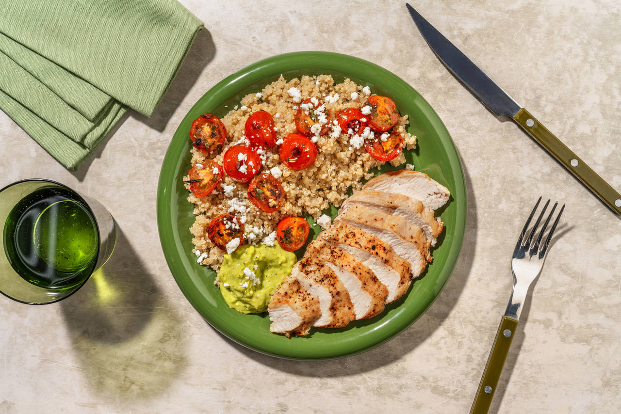 Pollo a la miel con crema de aguacate acompañado de quinoa con cherrys salteados