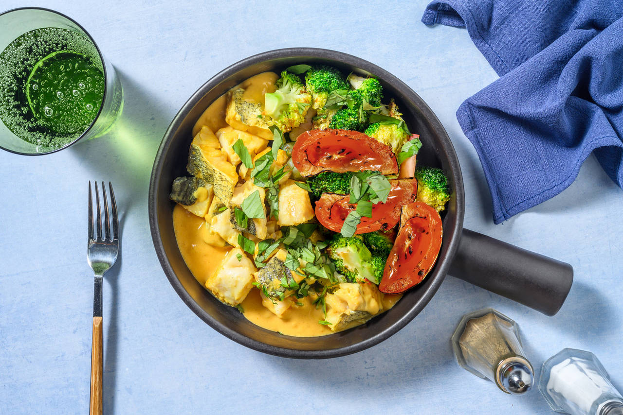 Curry cremoso de merluza y albahaca con brócoli y tomate salteado