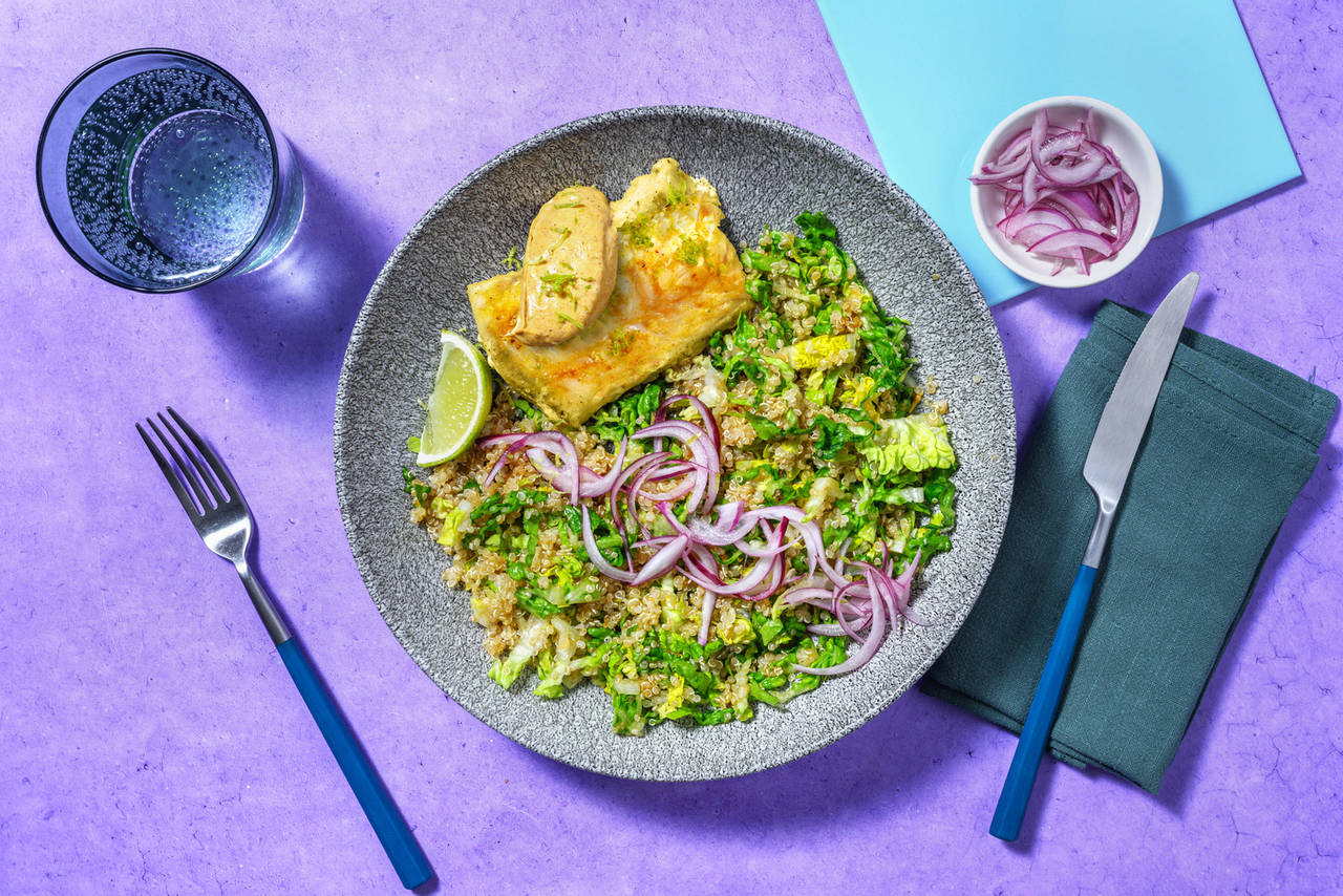 Bacalao al estilo masala con mayonesa de especias con cebolla encurtida y ensalada de quinoa