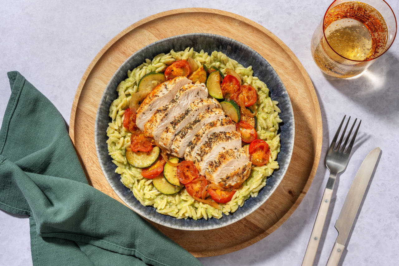 Orzo en salsa de calabacín con pollo con verduras salteadas y pecorino