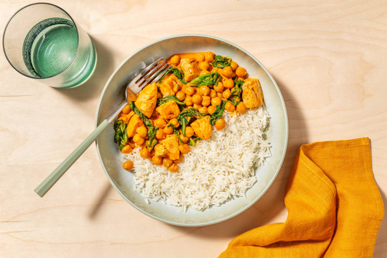 Curry exprés de pollo y garbanzos con espinacas sobre arroz jazmín