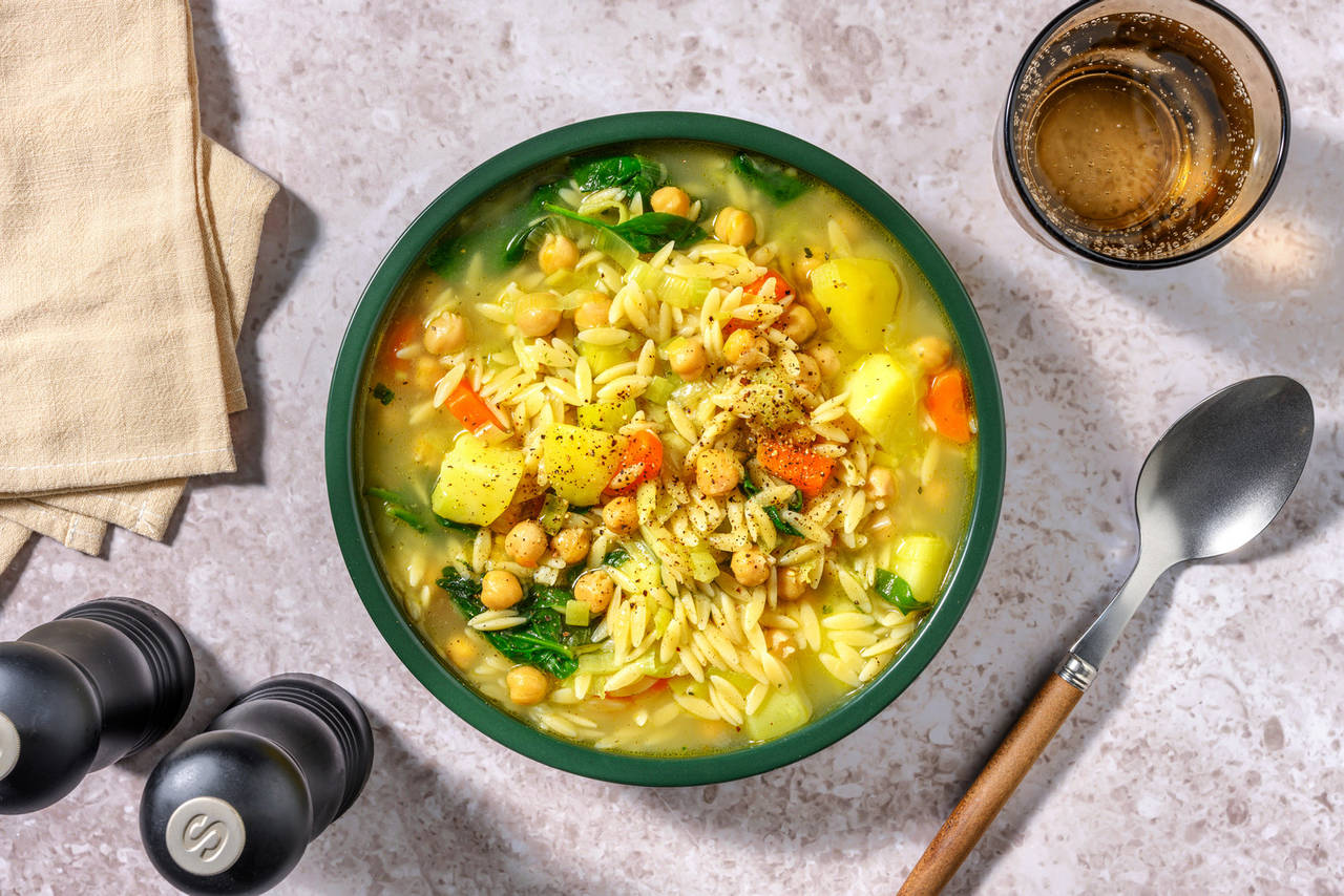 Sopa vegetariana de orzo y verduras con patatas y garbanzos