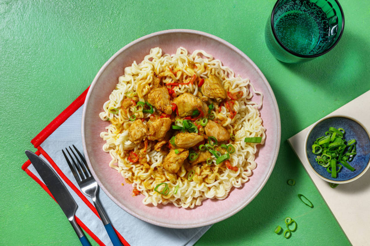 Bicol exprés filipino: pollo al coco con verduras sobre noodles