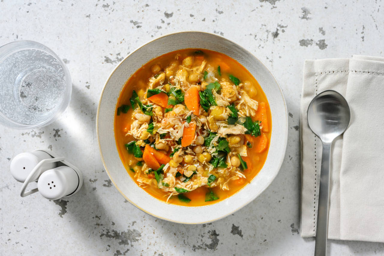 Sopa reconfortante de pollo desmechado y garbanzos con verduritas y un toque de comino