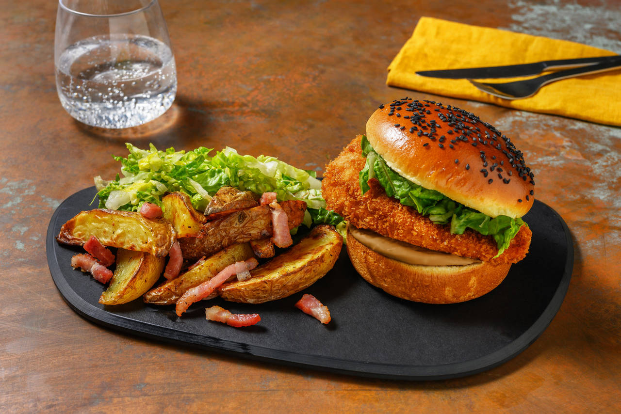 Nuestro especial de hamburguesa katsu con patatas con bacon y ensalada con aderezo de soja