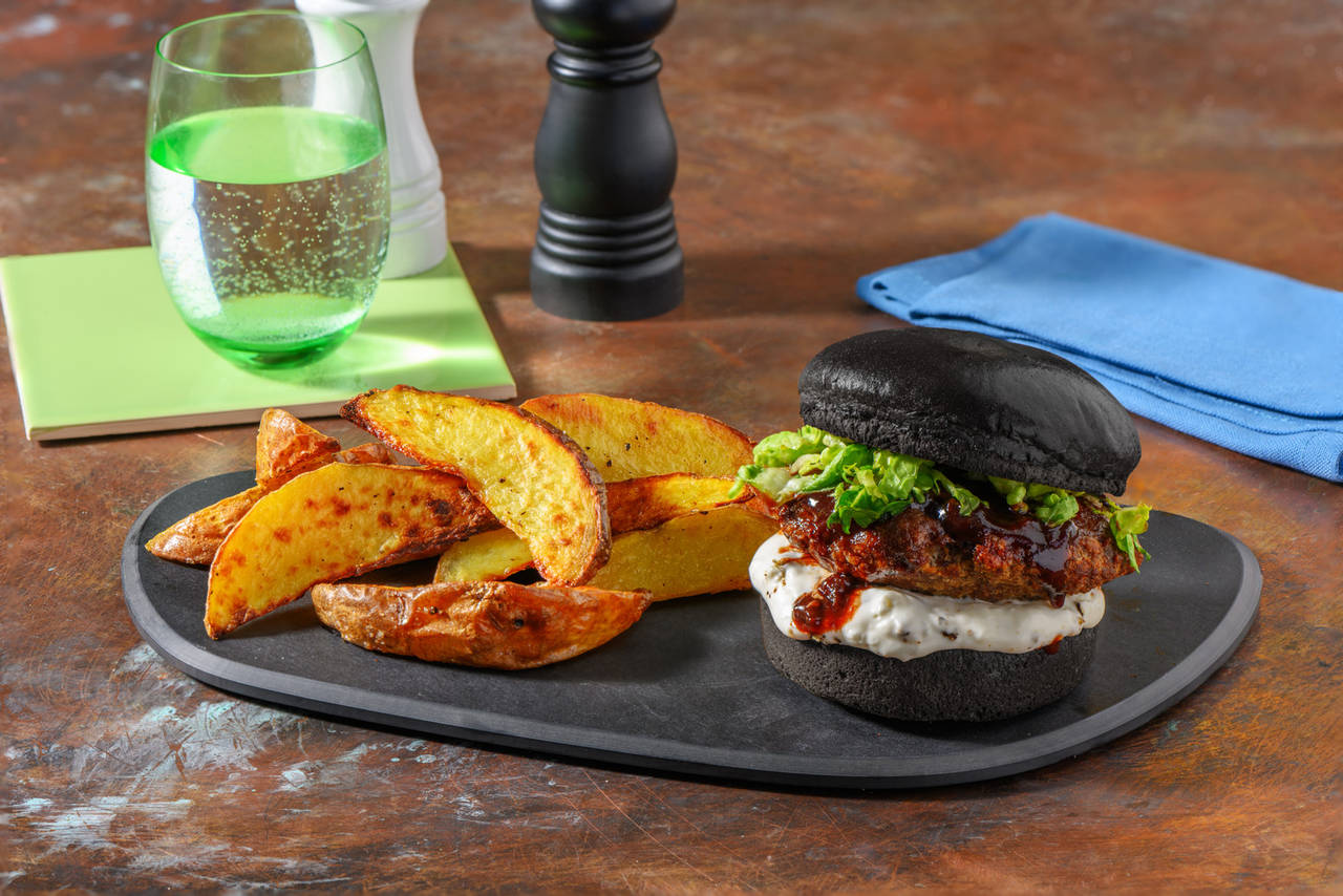 Hamburguesa de ternera con salsa de ciruela con salsa casera de queso griego y ajo asado y patatas