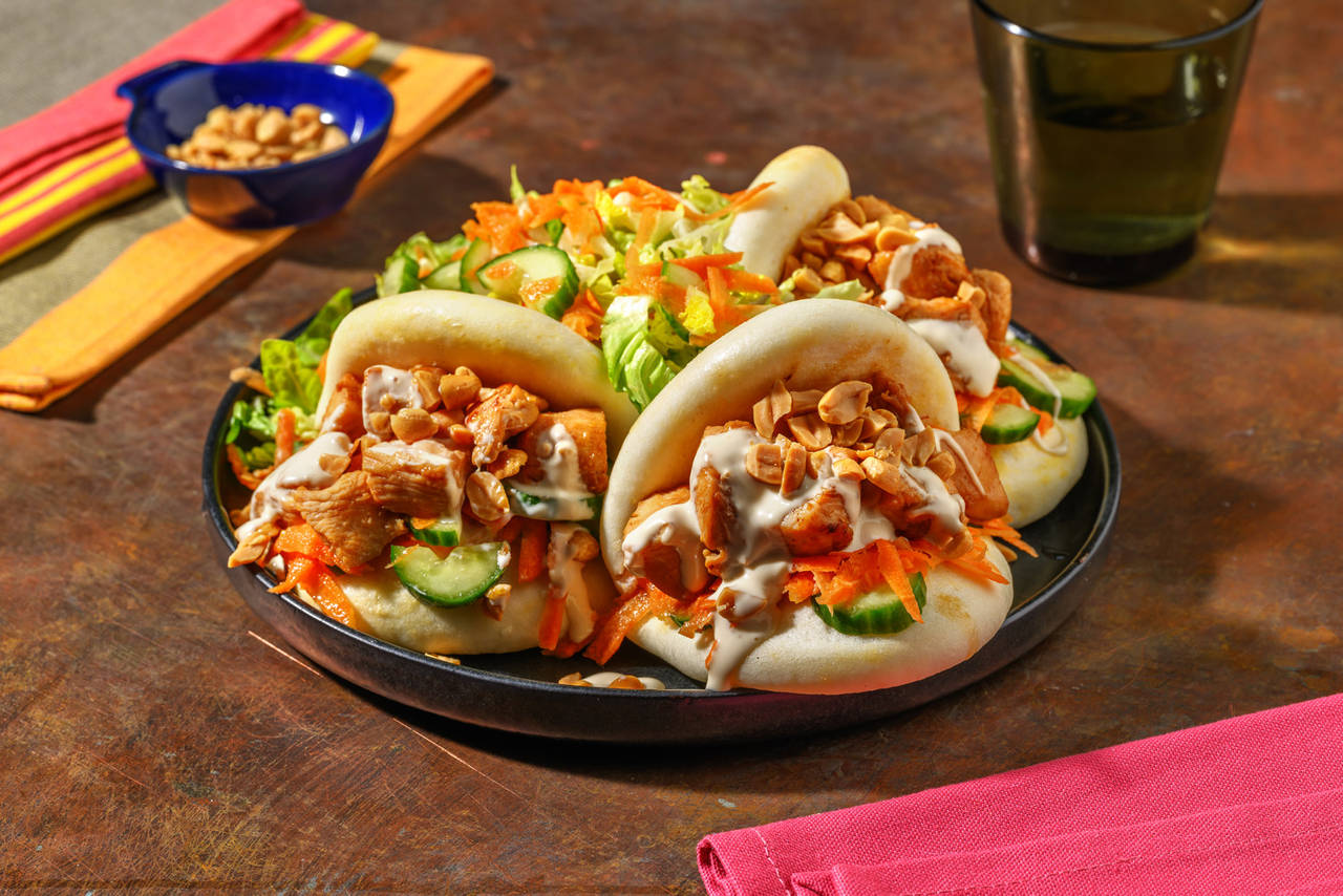 Baos tailandeses de pollo con mayonesa de soja con verduras encurtidas y anacardos picados