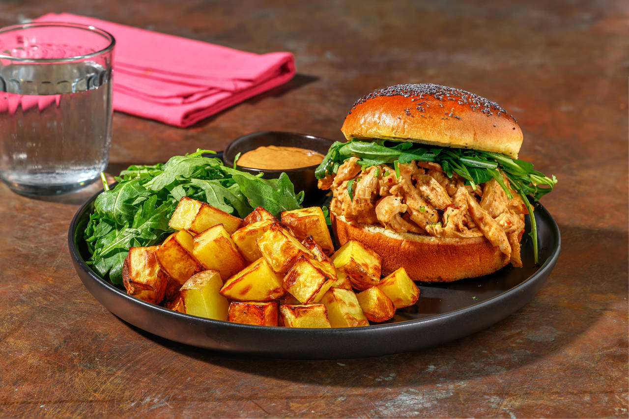 Nuestra hamburguesa satay de pollo desmechado con patatas al horno y rúcula aderezada