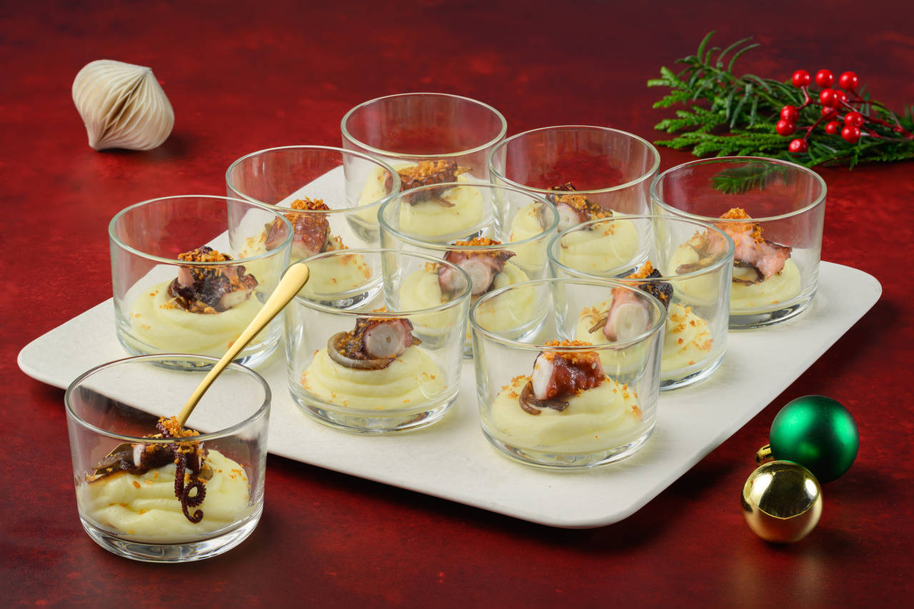 Vasitos de pulpo sobre parmentier de patata con cebolla caramelizada y panko tostado al pimentón