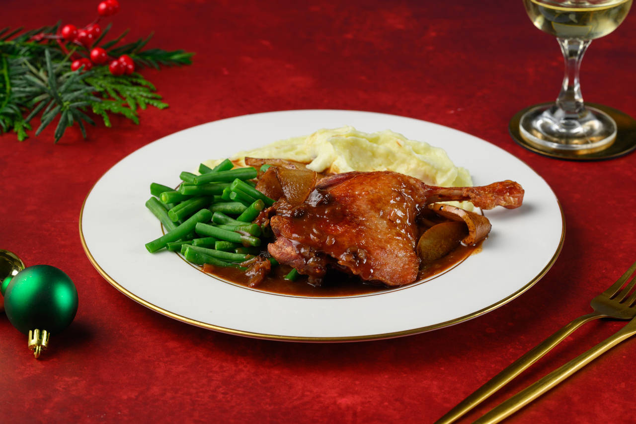 Confit de pato con parmentier de patata y salsa de ciruela con pera caramelizada y con judías verdes