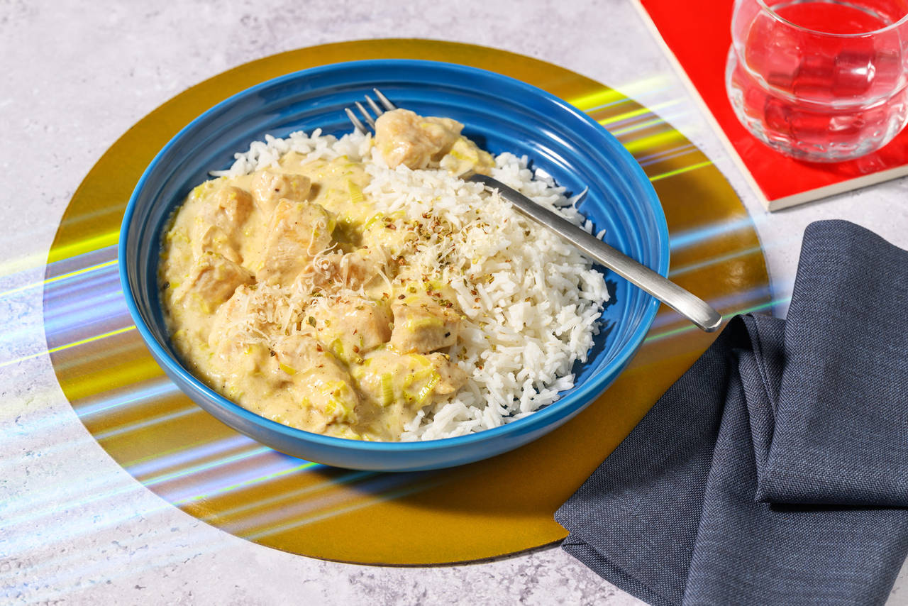 Dados de pollo supersónicos a la crema acompañado de arroz y queso italiano curado
