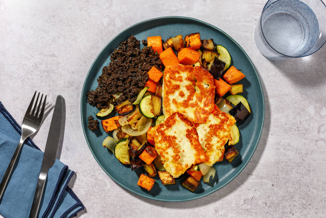 Queso estilo chipriota con olivada casera sobre verduras asadas