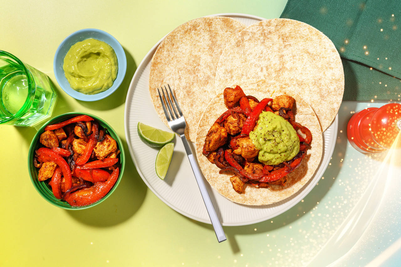 Fajitas mariachis de pollo, inspiradas en Miguel con verduras y guacamole