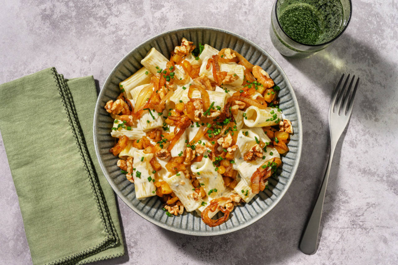 Rigatonis rápidos al queso azul con pera caramelizada con cebolla caramelizada, nueces y cebollino