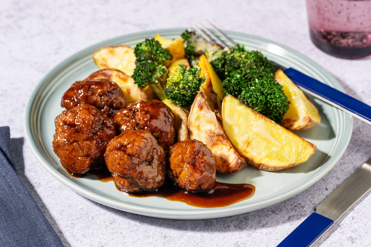 Albóndigas caseras de cerdo con salsa teriyaki con patatas y brócoli aderezados con ajo asado
