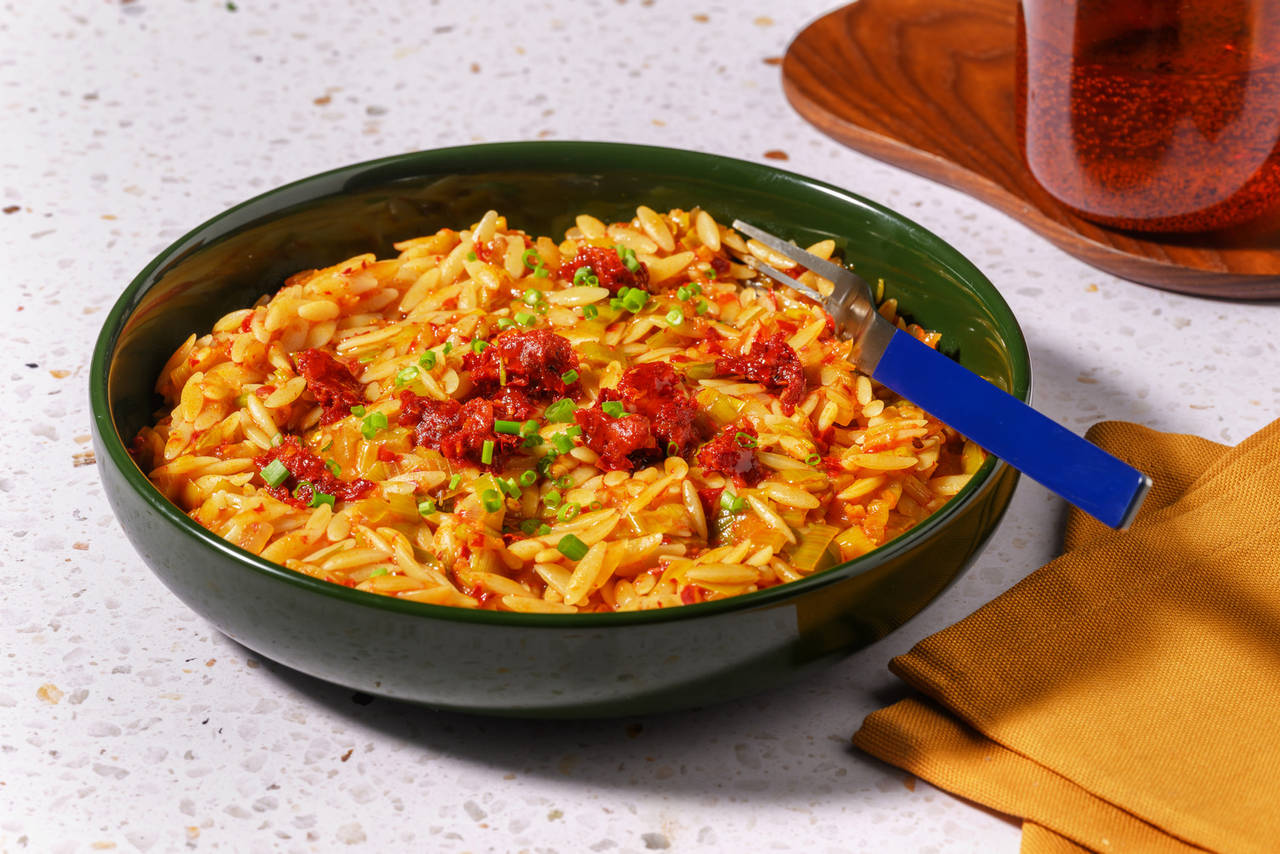 Risotto de orzo con sobrasada y miel con cebollino fresco