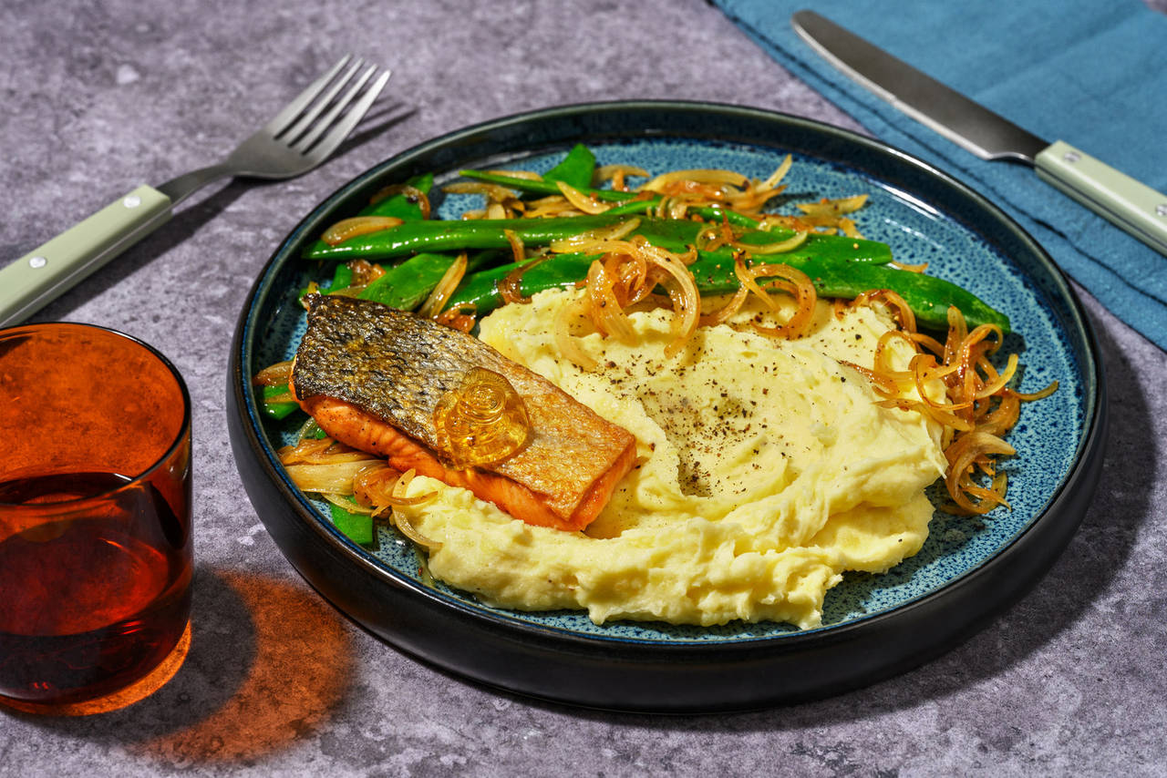 Salmón a la miel con tirabeques con puré de patatas