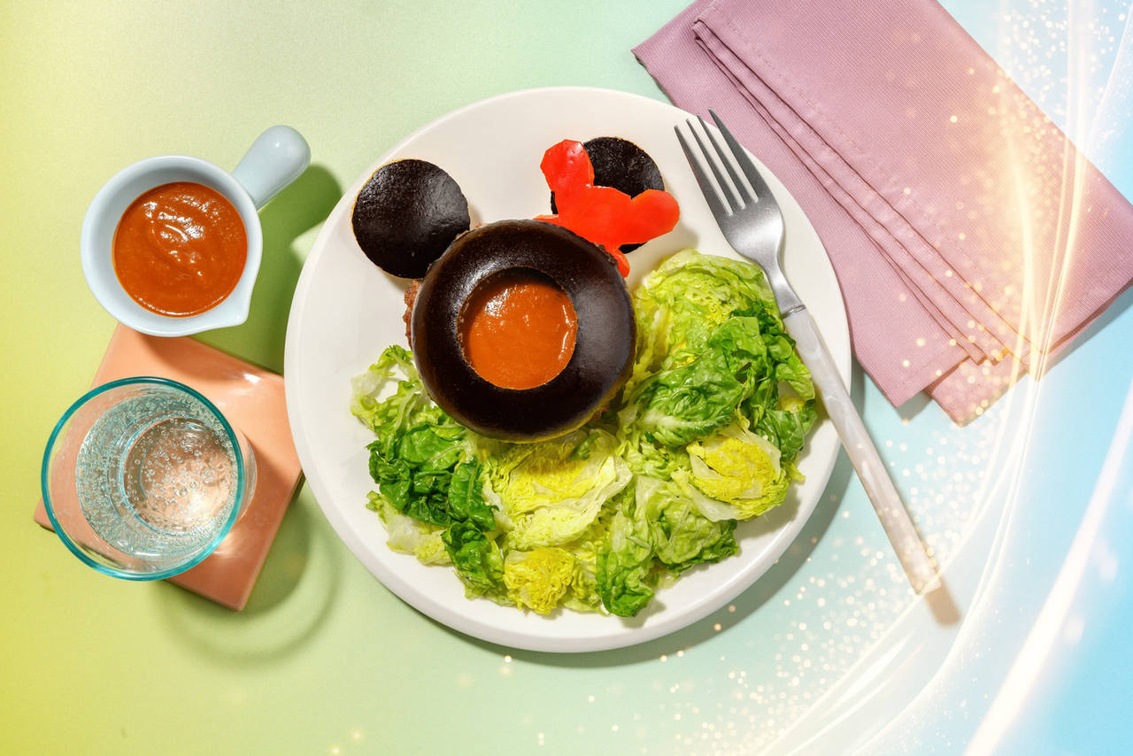 Hamburguesa Do-Re-Minnie, inspirada en Minnie con salsa de pimiento y queso griego y ensalada