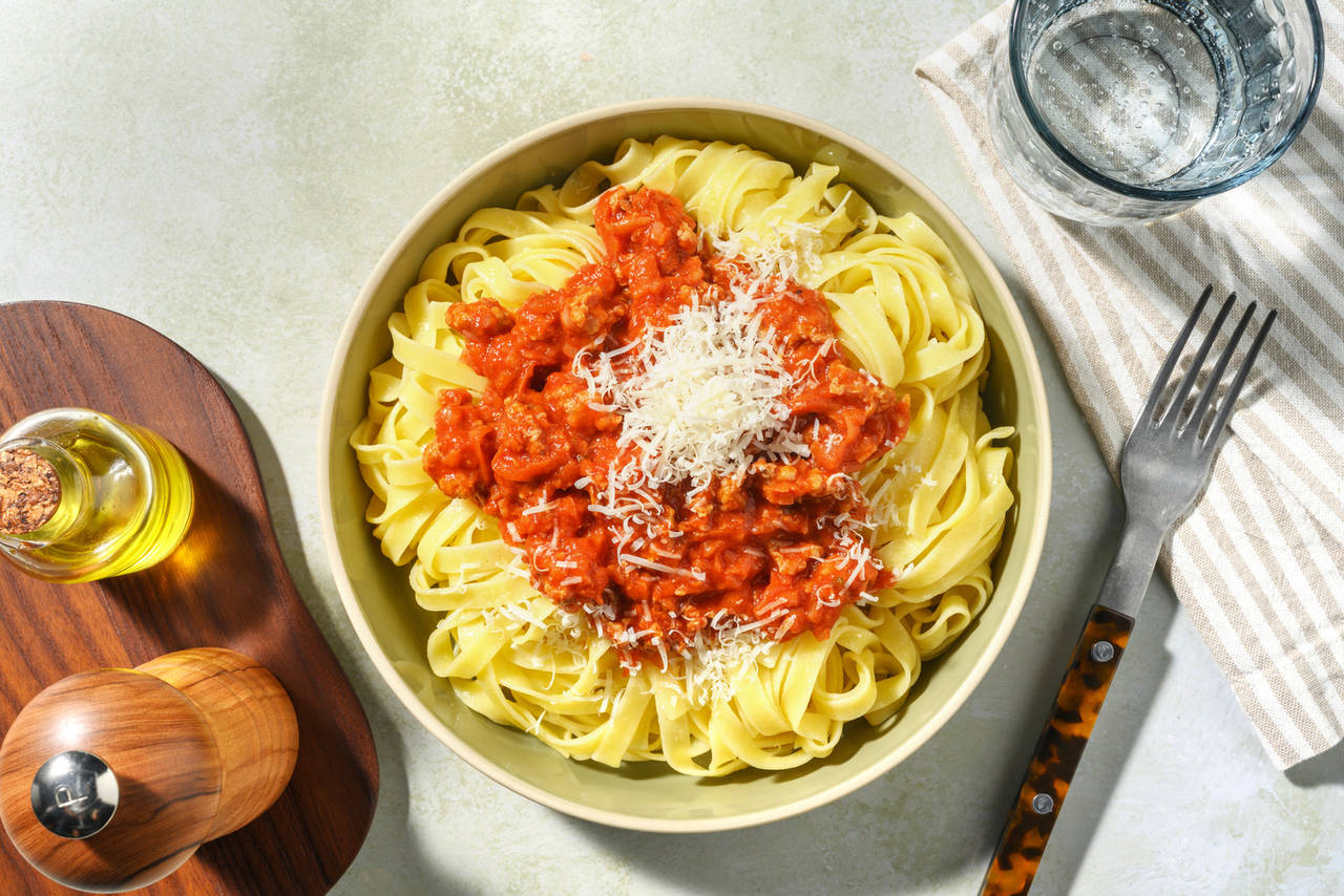 Tagliatelle rápidos con boloñesa de carne de cerdo con verduras y queso italiano