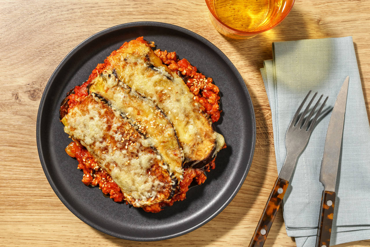 Lasaña de carne y berenjena al estilo asiático con queso gratinado