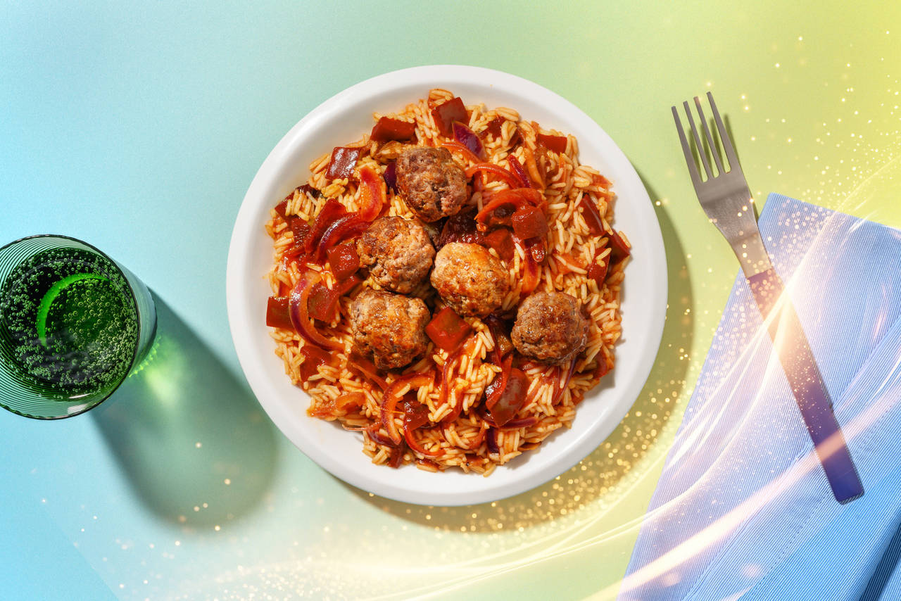 Orquesta de albóndigas, inspirada en Goofy con arroz y verduras salteadas