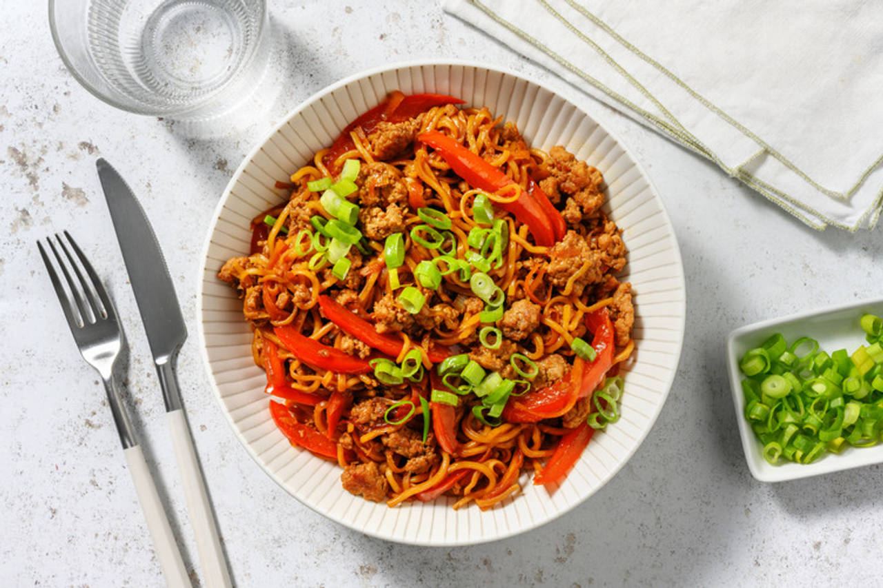 Noodles exprés con cerdo y teriyaki con pimiento, cebolleta y zanahoria