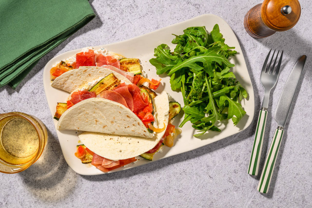 Piadinas de jamón serrano y ricotta italiana con miel con verduras salteadas y ensalada