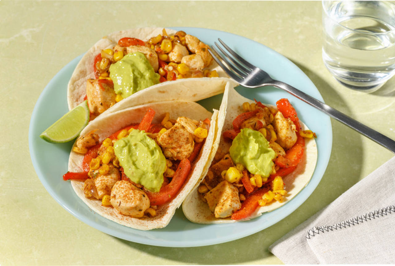 Fajitas de pollo al estilo Tex-Mex con pimiento, maíz y guacamole