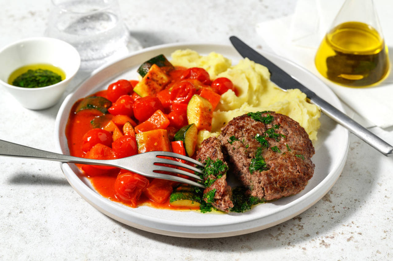 ¡Al plato! Hamburguesa con pisto casero de verduras con puré de patatas y aceite de perejil
