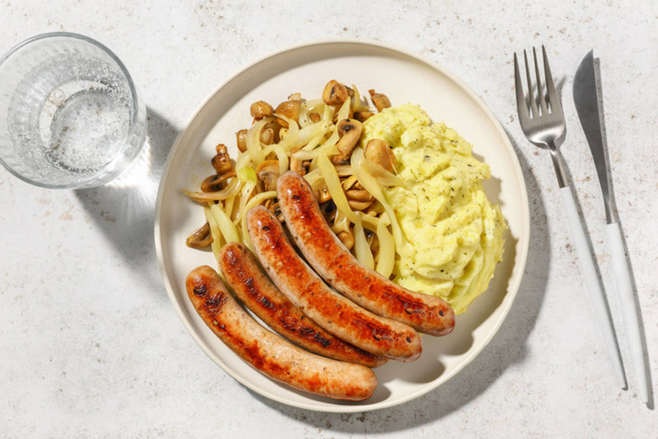 Salchichas de pollo con setas salteadas acompañado de puré de patata al tomillo