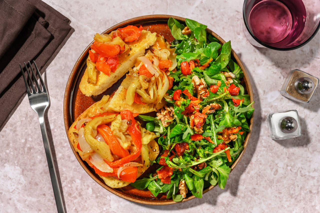 Escalivada de verduras sobre pan al tomillo con ensalada de rúcula y canónigos con nueces
