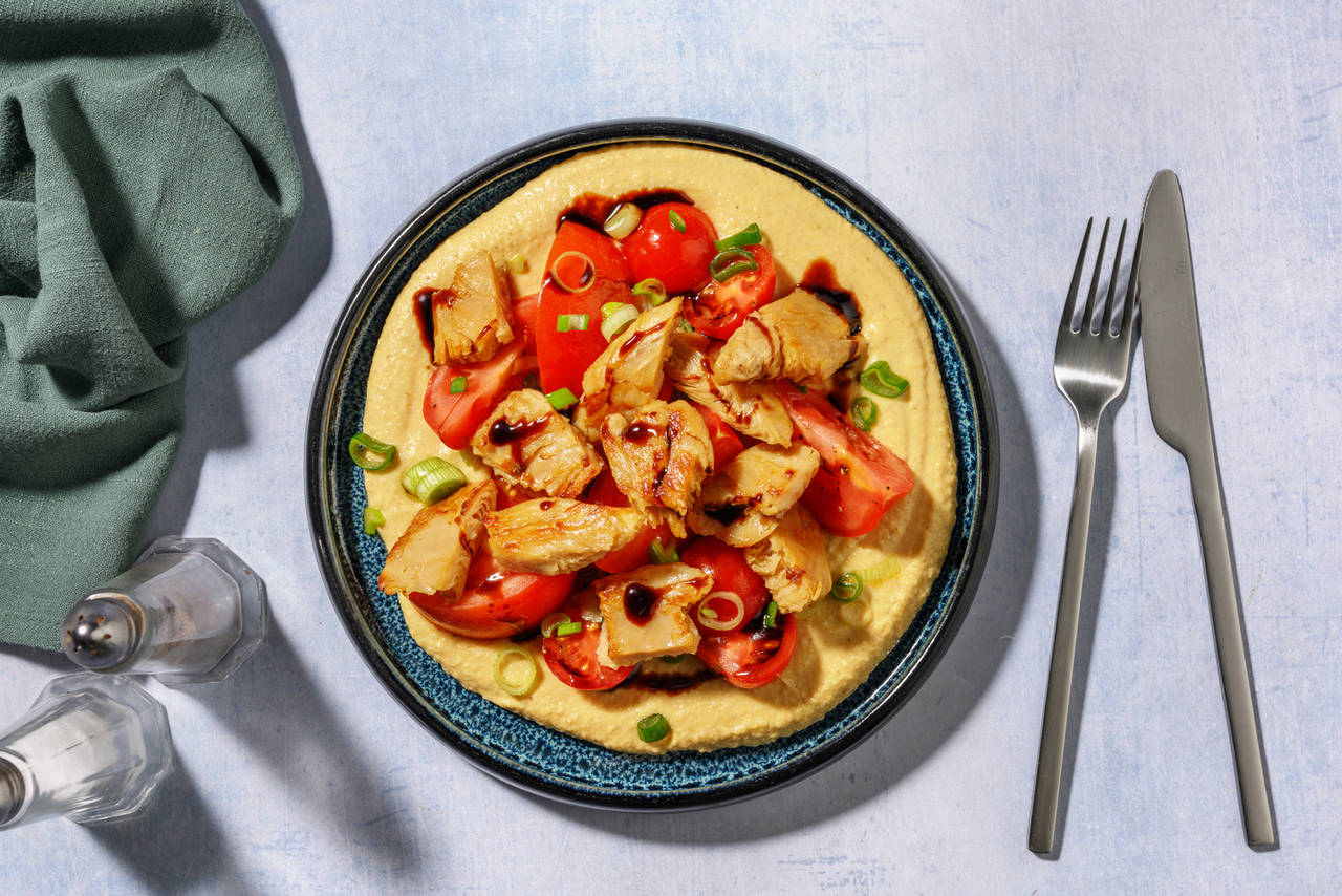 Heura con hummus de judías blancas con ensalada de tomates y cebolla fresca