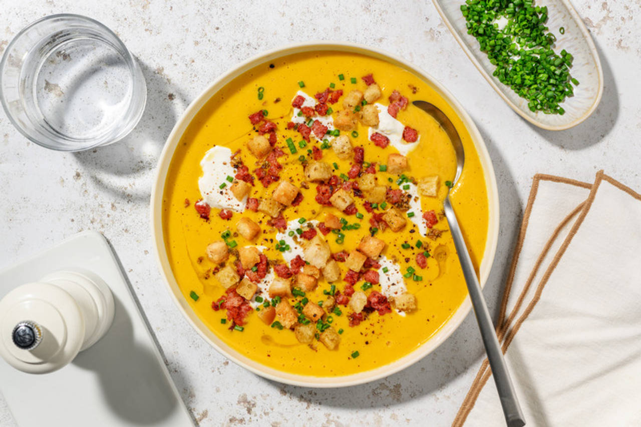 Sopa templada de zanahoria con bacon con queso crema y picatostes