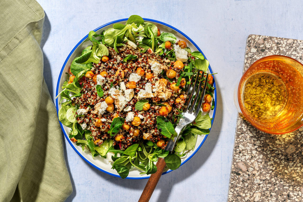 Ensalada de garbanzos y quinoa con queso griego con vinagreta de miel y ajo asado