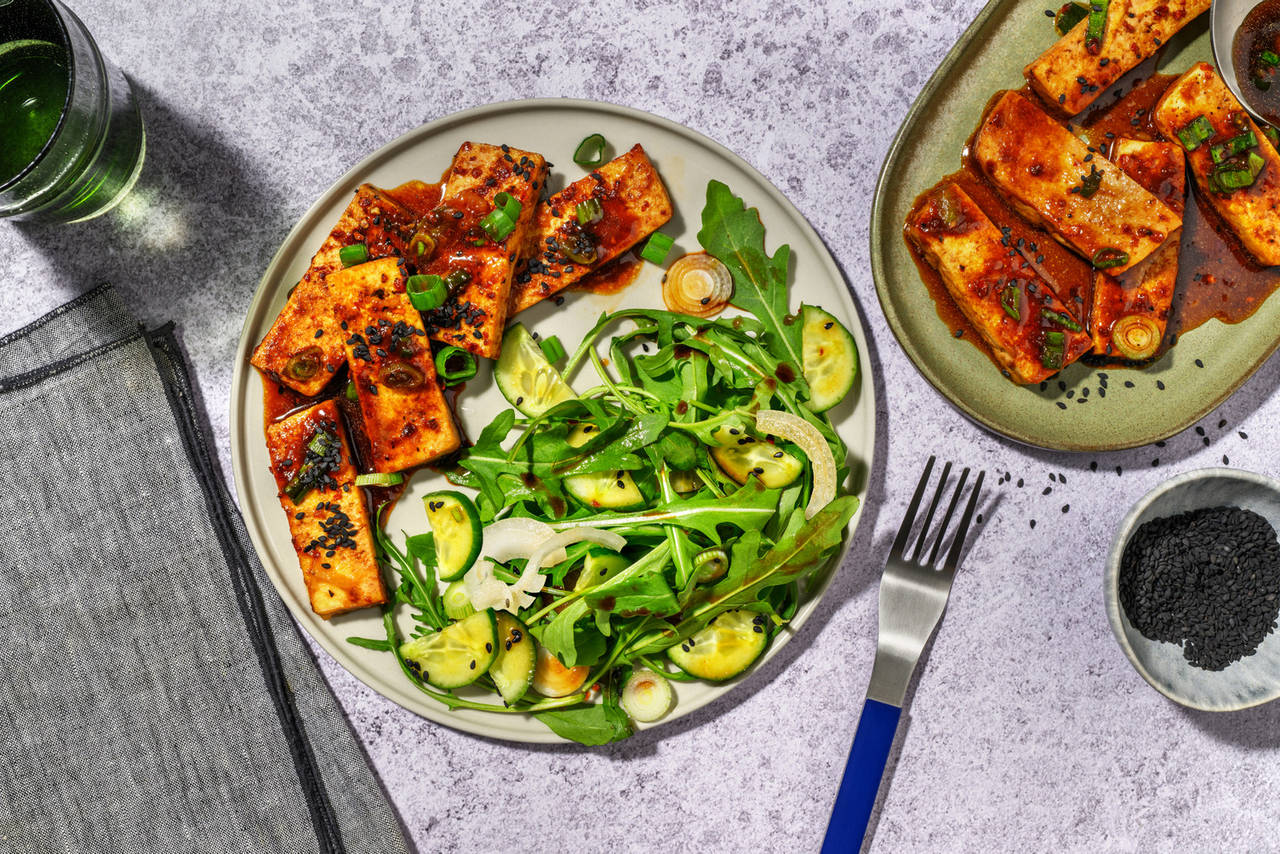 Láminas de tofu con aderezo asiático con ensalada de pepino y cebolleta