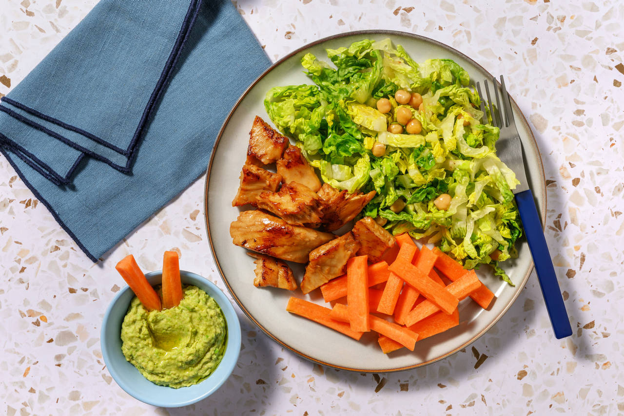 Heura con hummus de garbanzos y guisantes con ensalada y crudités de zanahoria