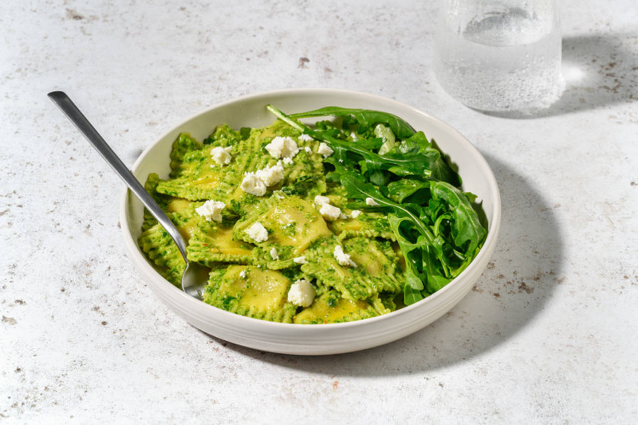 Raviolis de setas con pesto casero de rúcula con queso griego