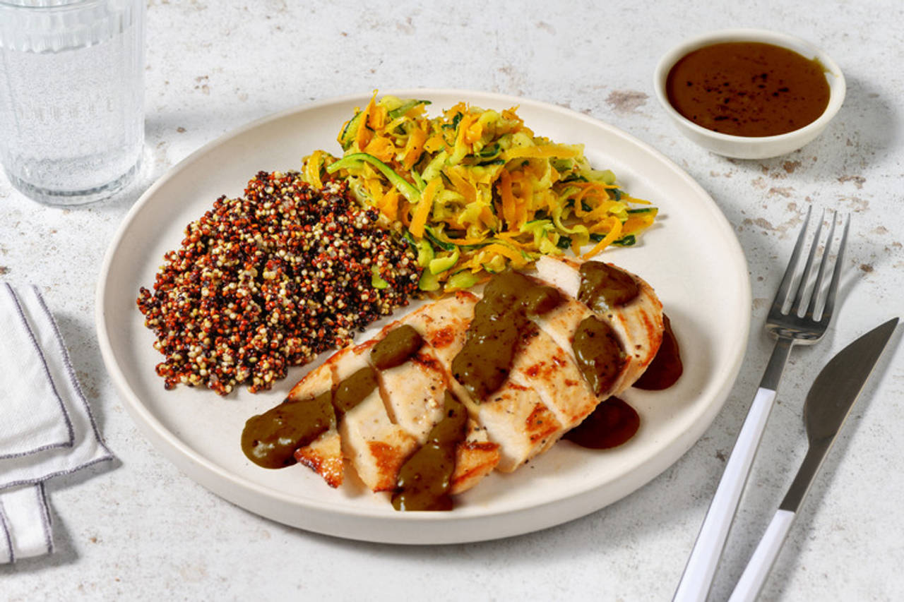 Pechuga de pollo con salsa casera de mostaza con verduritas salteadas y quinoa