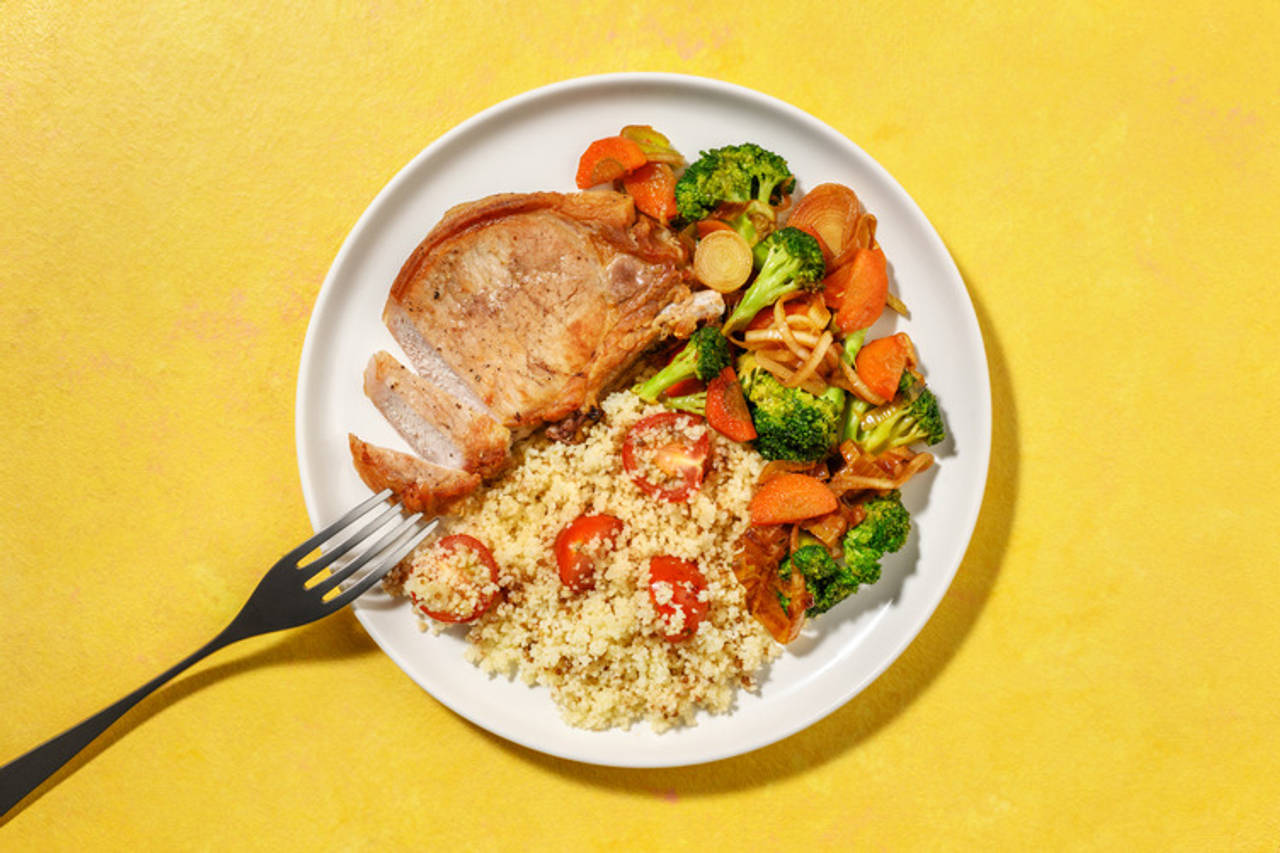 Chuleta de cerdo exprés al toque de romero con verduritas salteadas y cuscús con cherrys