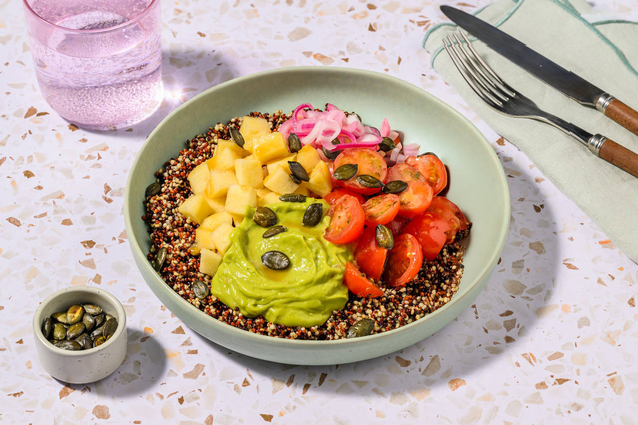 Bol de quinoa con aguacate y manzana con cebolla encurtida, cherrys y vinagreta de mostaza y miel