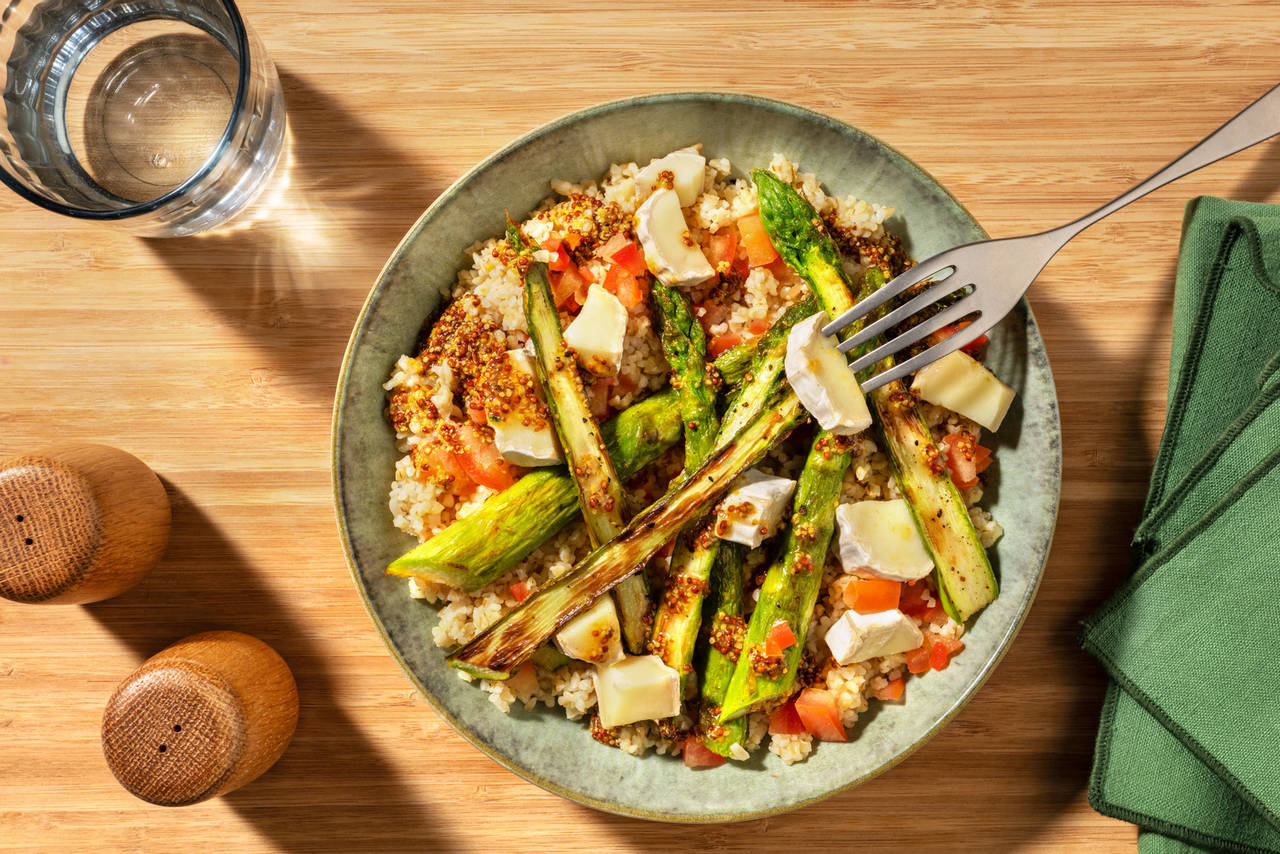 Bol de bulgur con espárragos y queso de cabra con vinagreta de mostaza antigua y miel