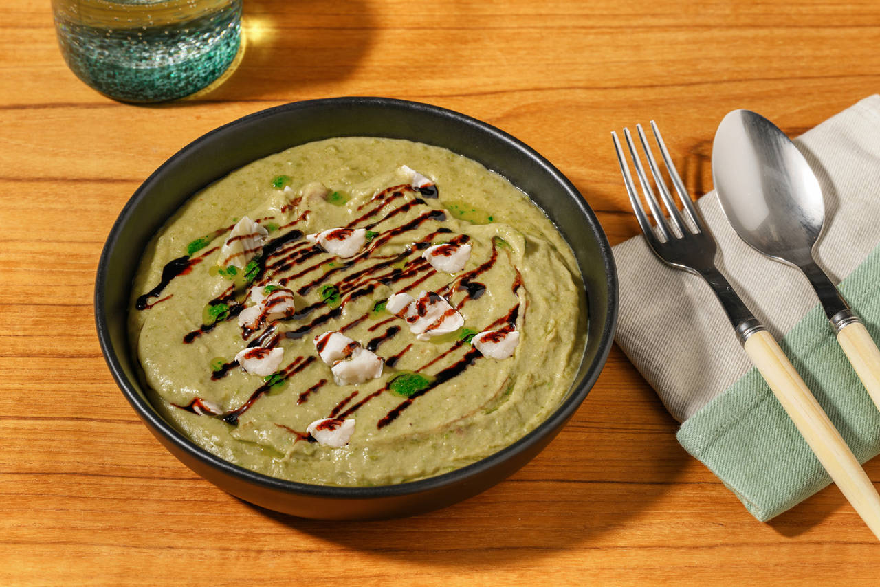 Crema de verduras con queso de cabra con aceite de perejil y crema de vinagre balsámico