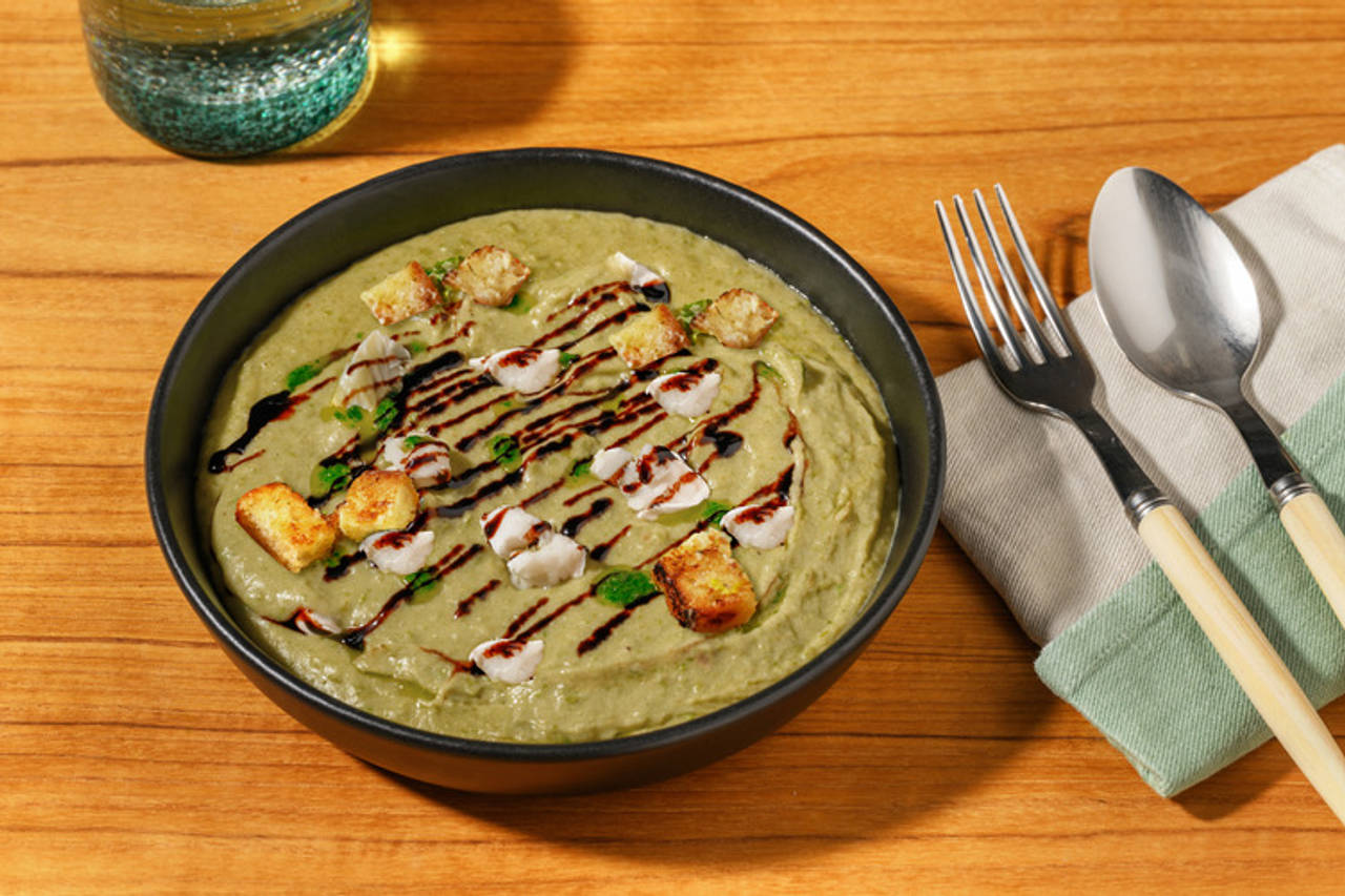 Crema con twist: queso de cabra y picatostes con aceite de perejil y crema de vinagre balsámico