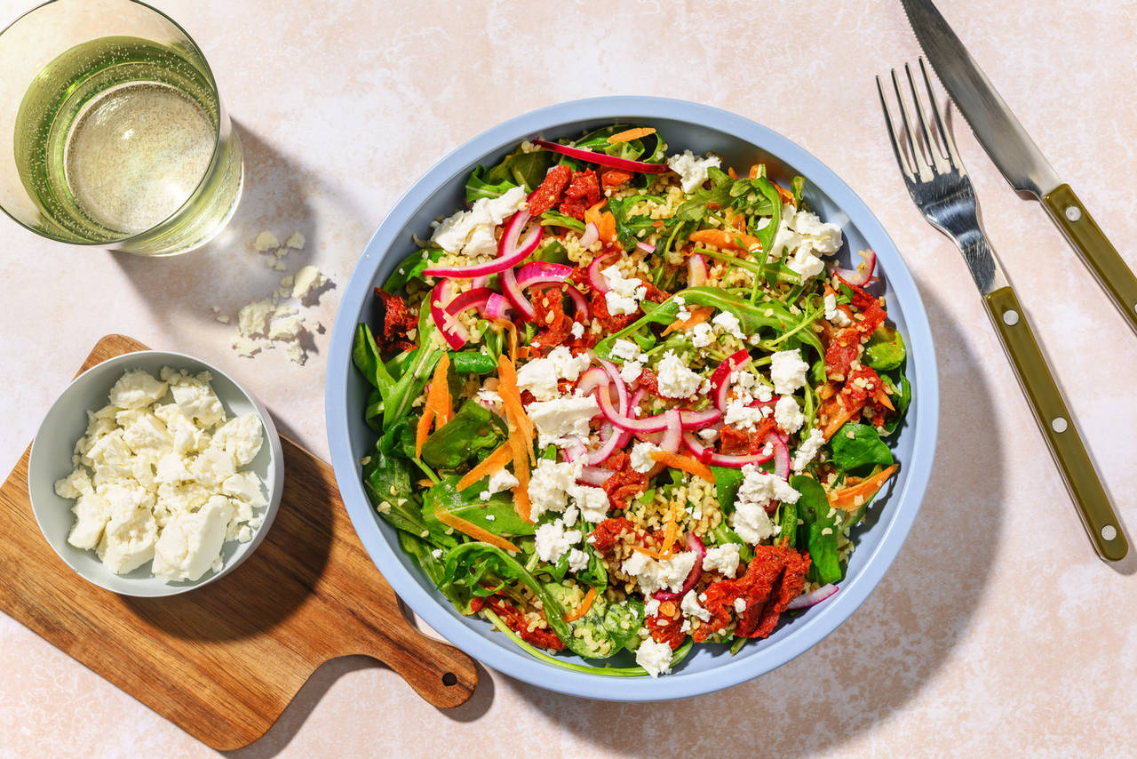 Ensalada de bulgur con tomates secos y queso griego con cebolla encurtida y vinagreta de mostaza y miel