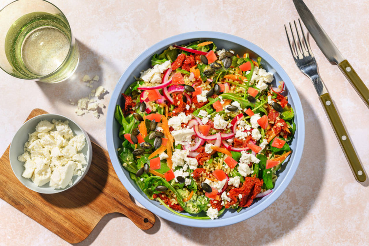 Ensalada de bulgur con langostinos y tomates secos con queso griego, cebolla encurtida y vinagreta de mostaza y miel