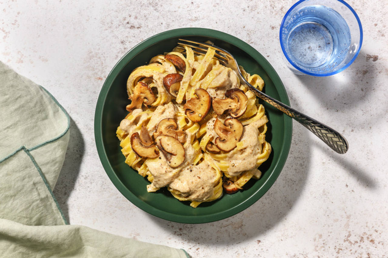 Tagliatelle con salsa cremosa de setas y miso con champiñones salteados