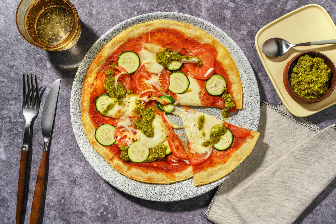 La Veggie: pizza de calabacín, mozzarella italiana y pesto con tomate fresco y cebolla roja